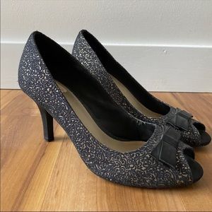Liz Claiborne Gold & Black Bow Heels